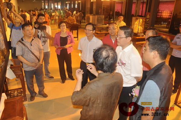 大唐紅木家具市場(chǎng)開(kāi)業(yè)當(dāng)天,一眾政府領(lǐng)導(dǎo)參觀木雕展 大唐紅木家具市場(chǎng)開(kāi)業(yè)當(dāng)天,一眾政府領(lǐng)導(dǎo)參觀木雕展