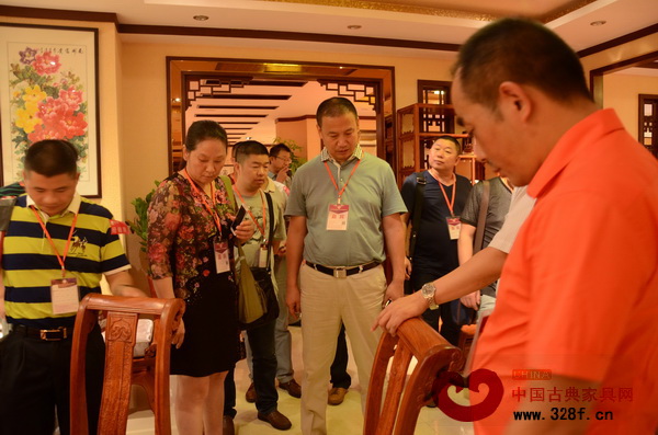 于9月舉辦的大涌十里名店街品鑒會(huì)期間,來(lái)自全國(guó)各地的經(jīng)銷(xiāo)商走訪中山紅木家具企業(yè) 于9月舉辦的大涌十里名店街品鑒會(huì)期間,來(lái)自全國(guó)各地的經(jīng)銷(xiāo)商走訪中山紅木家具企業(yè)