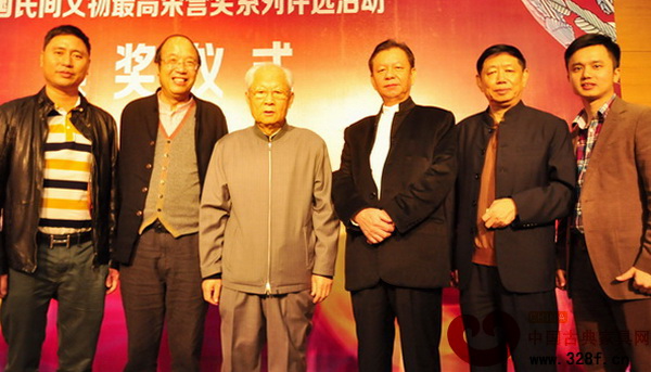 卓木王紅木董事長杜承三(左二)與全國工商聯(lián)副主席瞿懷明(左三)、全國工商聯(lián)藝術(shù)品商會(huì)會(huì)長宋建文(右二)等合影 卓木王紅木董事長杜承三(左二)與全國工商聯(lián)副主席瞿懷明(左三)、全國工商聯(lián)藝術(shù)品商會(huì)會(huì)長宋建文(右二)等合影