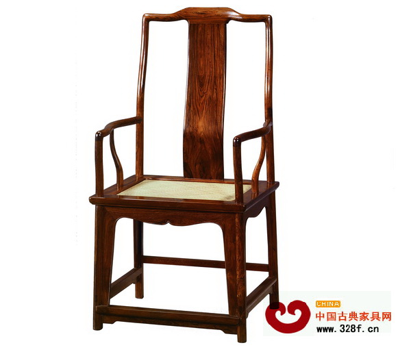 此南官帽椅搭腦、扶手后背均采用曲線造型,坐板采用藤編設計,不僅整體線條流暢,符合人體坐姿型態(tài),也最大程度給人舒適體驗 此南官帽椅搭腦、扶手后背均采用曲線造型,坐板采用藤編設計,不僅整體線條流暢,符合人體坐姿型態(tài),也最大程度給人舒適體驗