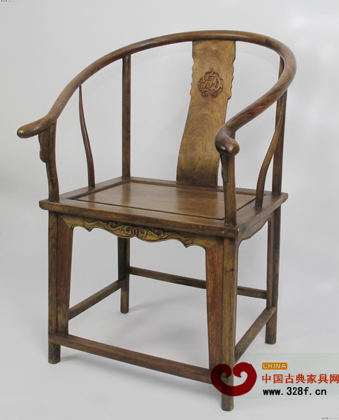 圈椅的扶手成曲線型,讓人的手臂能夠舒適地展開,肌肉得到放松 圈椅的扶手成曲線型,讓人的手臂能夠舒適地展開,肌肉得到放松