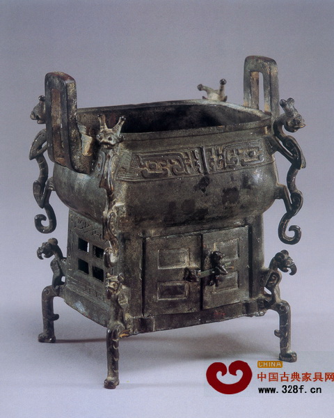 古代用以祭祀的青銅鼎,飾以饕餮紋、雕式盤龍等圖案,表達了對神靈的敬畏 古代用以祭祀的青銅鼎,飾以饕餮紋、雕式盤龍等圖案,表達了對神靈的敬畏