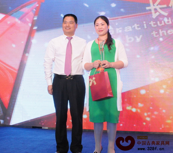 中信紅木2015年全國經(jīng)銷商銷售冠軍,來自二線城市安徽合肥專賣店的王雪蓮 中信紅木2015年全國經(jīng)銷商銷售冠軍,來自二線城市安徽合肥專賣店的王雪蓮