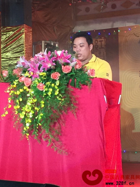 員工代表上臺發(fā)言 員工代表上臺發(fā)言