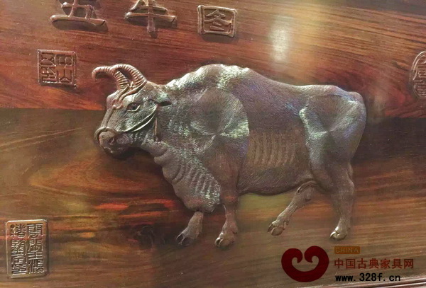 孔連紅木出品的《五牛圖》掛屏(局部) 孔連紅木出品的《五牛圖》掛屏(局部)