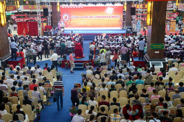 9月22日，首屆新會(huì)古典家具展開幕當(dāng)天人頭攢動(dòng)