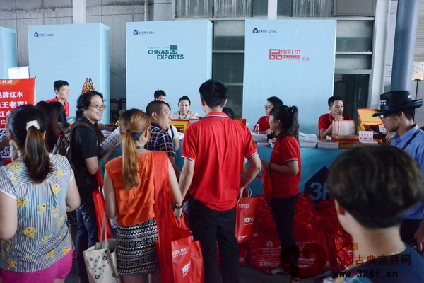 《品牌紅木》雜志展位上準(zhǔn)備了有趣的互動(dòng)游戲，人氣爆棚