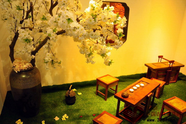 華葉家具的展廳在本屆東莞名家具展上跟上中式風(fēng)潮，布置古典優(yōu)雅，頗為賞心悅目