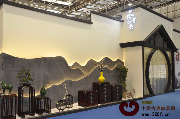 東莞名家具展上，風(fēng)雷益紅木展廳門面設(shè)充滿濃郁的中國(guó)風(fēng)韻，意境十足