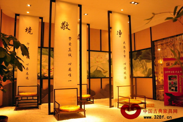 東莞名家具展中，志成紅木的展廳一角以禪椅為主題，給人寧?kù)o致遠(yuǎn)之感