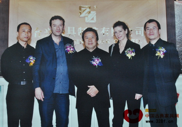 左二、左四為卡羅夫婦,左一為合興奇典居董事長蕭廣鐸 左二、左四為卡羅夫婦,左一為合興奇典居董事長蕭廣鐸