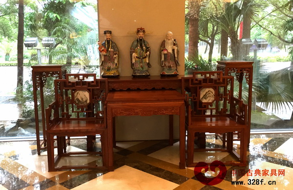 中山某知名酒店內(nèi),擺放著一套中堂家具,一種濃厚的中式之感油然而生 中山某知名酒店內(nèi),擺放著一套中堂家具,一種濃厚的中式之感油然而生