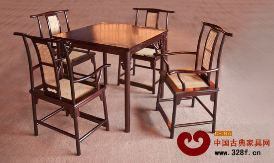 雅典紅木作品《蘇式小方桌》,椅面和椅背都采用了傳統(tǒng)的藤編工藝 雅典紅木作品《蘇式小方桌》,椅面和椅背都采用了傳統(tǒng)的藤編工藝