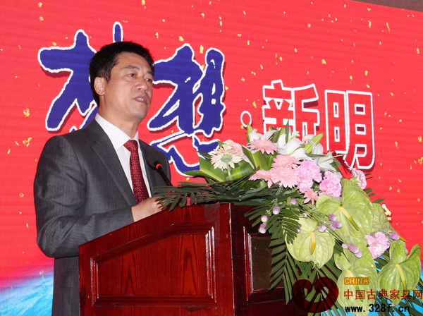 新明紅木董事長張新民在會議上致辭 新明紅木董事長張新民在會議上致辭
