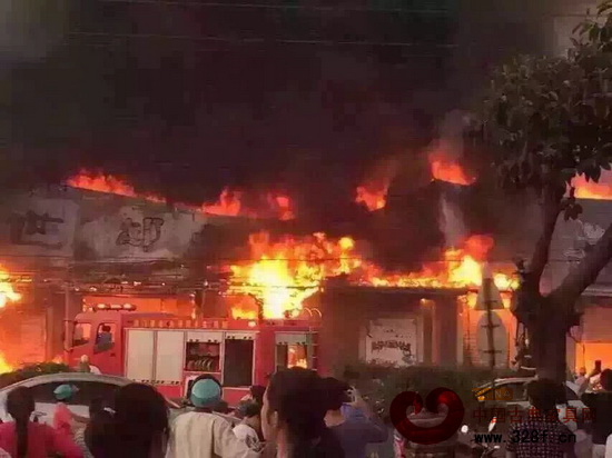 火勢兇猛,廠內(nèi)紅木家具幾乎燒盡 火勢兇猛,廠內(nèi)紅木家具幾乎燒盡