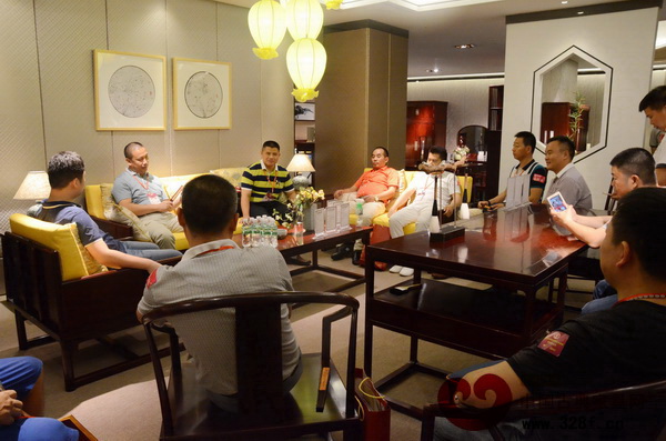 走訪企業(yè)過程中,經(jīng)銷商與地天泰紅木負責(zé)人交流行業(yè)動態(tài) 走訪企業(yè)過程中,經(jīng)銷商與地天泰紅木負責(zé)人交流行業(yè)動態(tài)