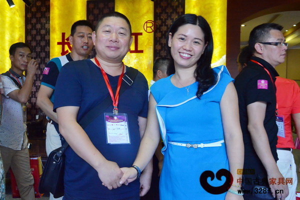 許多加盟型經(jīng)銷商已經(jīng)與推薦名企們?nèi)〉昧寺?lián)系,表達了強烈的加盟意愿(圖為一名經(jīng)銷商與企業(yè)工作人員交流后合影) 許多加盟型經(jīng)銷商已經(jīng)與推薦名企們?nèi)〉昧寺?lián)系,表達了強烈的加盟意愿(圖為一名經(jīng)銷商與企業(yè)工作人員交流后合影)