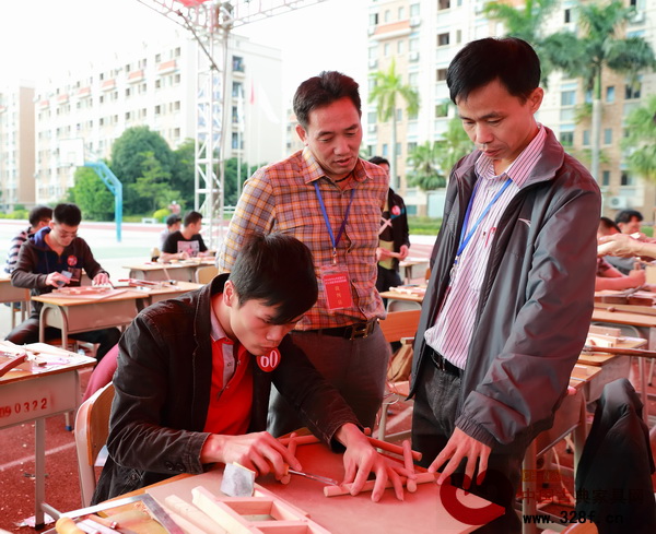 首屆手工木工(高級(jí))職業(yè)技能競(jìng)賽現(xiàn)場(chǎng),陳新平(右二)作為裁判員在觀看選手們的手工技藝 首屆手工木工(高級(jí))職業(yè)技能競(jìng)賽現(xiàn)場(chǎng),陳新平(右二)作為裁判員在觀看選手們的手工技藝