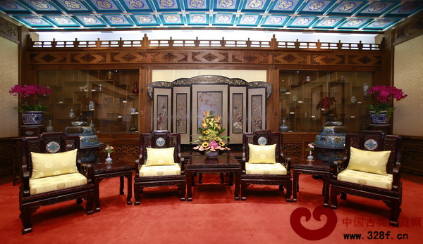 紅寶軒紅木生產(chǎn)的景泰藍(lán)黑酸枝家具《國賓沙發(fā)》被釣魚臺國賓館收藏,用于接待國內(nèi)外重要貴賓 紅寶軒紅木生產(chǎn)的景泰藍(lán)黑酸枝家具《國賓沙發(fā)》被釣魚臺國賓館收藏,用于接待國內(nèi)外重要貴賓