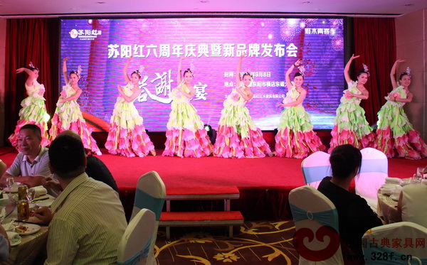 蘇陽(yáng)紅六周年慶典暨新品牌發(fā)布會(huì)答謝晚宴上,載歌載舞 蘇陽(yáng)紅六周年慶典暨新品牌發(fā)布會(huì)答謝晚宴上,載歌載舞