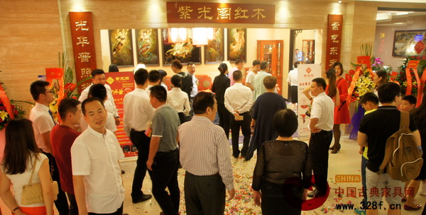 紫光閣紅木深圳直營(yíng)店開業(yè)當(dāng)天到場(chǎng)的客戶絡(luò)繹不絕 紫光閣紅木深圳直營(yíng)店開業(yè)當(dāng)天到場(chǎng)的客戶絡(luò)繹不絕