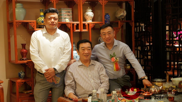 紫光閣紅木董事長(zhǎng)牛四福(中)、總經(jīng)理牛大順(右)、副總經(jīng)理牛大利(左)在新店合影留念 紫光閣紅木董事長(zhǎng)牛四福(中)、總經(jīng)理牛大順(右)、副總經(jīng)理牛大利(左)在新店合影留念