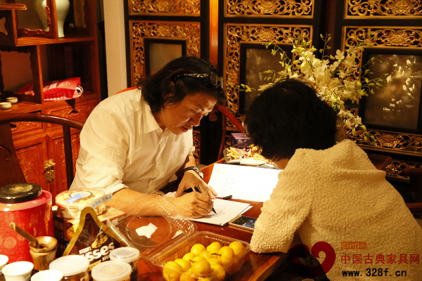 戴為紅木總裁戴愛國為顧客親自設(shè)計家居裝飾方案