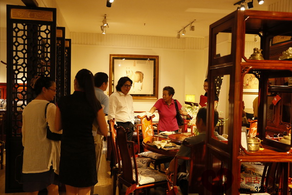 活動當(dāng)天，戴為紅木深圳店內(nèi)人流不斷，十分熱鬧