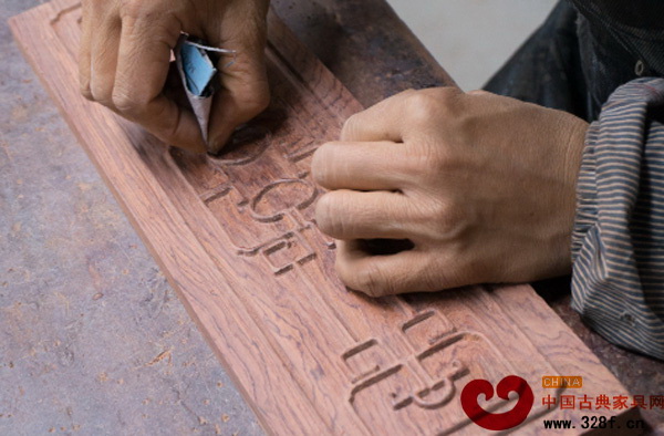 東成紅木工匠仔細打磨每個細節(jié),讓家具更加滑潤光潔 東成紅木工匠仔細打磨每個細節(jié),讓家具更加滑潤光潔