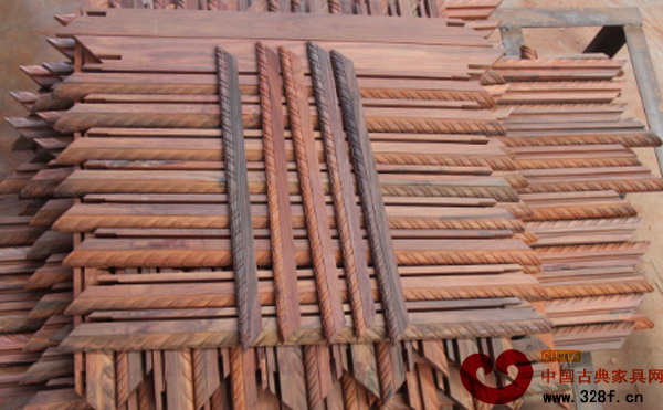 雕刻好的家具部件等待進入下一個制作工序 雕刻好的家具部件等待進入下一個制作工序