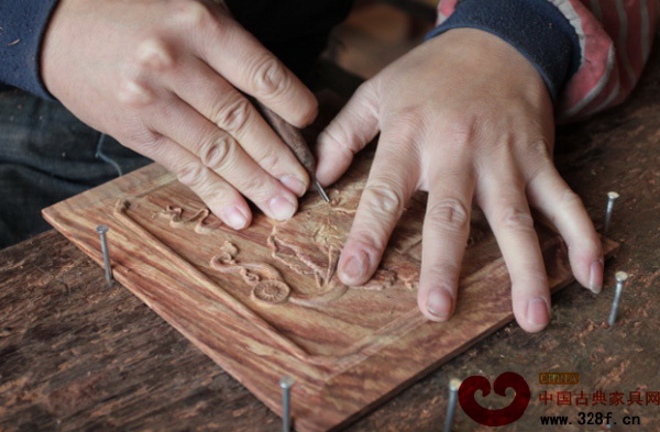 一次次精雕細琢中賦予東成紅木家具獨一無二的藝術氣質 一次次精雕細琢中賦予東成紅木家具獨一無二的藝術氣質