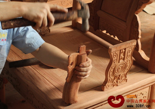 東成紅木家具的品質源自東成人嚴謹細致的作風,在家具組裝上面非常用心 東成紅木家具的品質源自東成人嚴謹細致的作風,在家具組裝上面非常用心