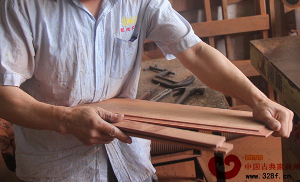 一榫一卯之間無縫的結合,是東成紅木產品所追求的目標 一榫一卯之間無縫的結合,是東成紅木產品所追求的目標