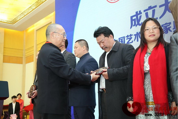 中國高等家具設計專業(yè)創(chuàng)始人胡景初為金彪云頒發(fā)“全聯(lián)藝術紅木家具專委會常務副主任單位”牌匾 中國高等家具設計專業(yè)創(chuàng)始人胡景初為金彪云頒發(fā)“全聯(lián)藝術紅木家具專委會常務副主任單位”牌匾