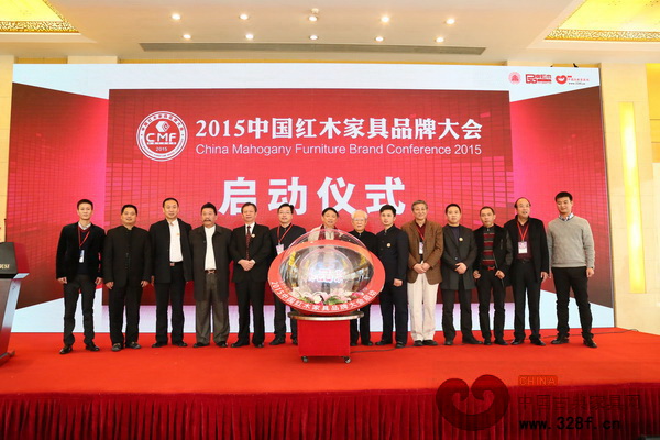 區(qū)錦澤出席2015中國紅木家具品牌大會,與行業(yè)精英共同見證年度盛典的啟航 區(qū)錦澤出席2015中國紅木家具品牌大會,與行業(yè)精英共同見證年度盛典的啟航