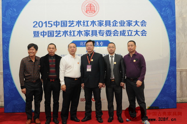 中山永華董事長楊樂君（右二）與大涌鎮(zhèn)鎮(zhèn)長文衛(wèi)戈（右三）及其他企業(yè)代表在大會現(xiàn)場合影留念