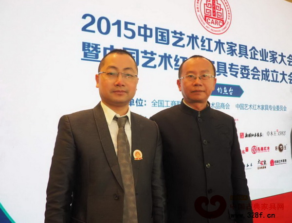 中山永華董事長楊樂君與故宮博物院副研究員周京南（右）在大會現(xiàn)場合影留念