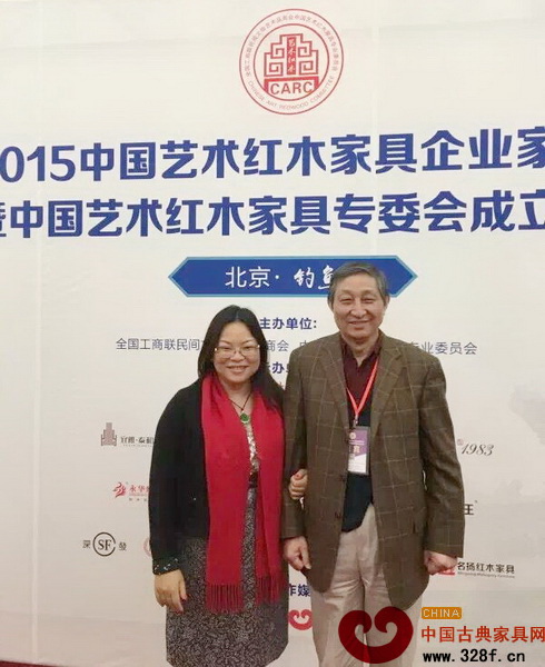 孔連紅木董事總經理李宏志與原故宮博物院文?？萍疾恐魅尾莒o樓合影留念