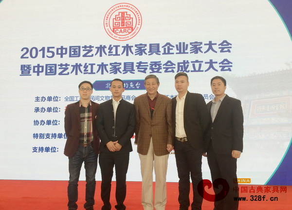 大會(huì)現(xiàn)場(chǎng),大匯堂總經(jīng)理胡春龍(右一)與原故宮博物院文保科技部主任曹靜樓(中)等合影留念 大會(huì)現(xiàn)場(chǎng),大匯堂總經(jīng)理胡春龍(右一)與原故宮博物院文??萍疾恐魅尾莒o樓(中)等合影留念