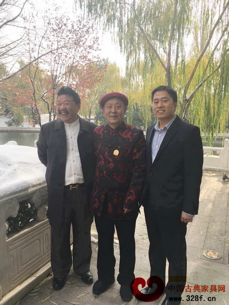 大匯堂總經(jīng)理胡春龍(右一)與古典家具傳承工藝大師王秀林(中)及企業(yè)代表在釣魚臺(tái)國(guó)賓館室外合影留念 大匯堂總經(jīng)理胡春龍(右一)與古典家具傳承工藝大師王秀林(中)及企業(yè)代表在釣魚臺(tái)國(guó)賓館室外合影留念
