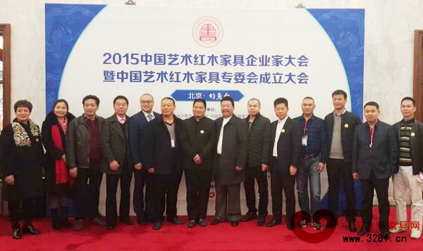 千百年紅木董事長張海鋒（右二）與眾多紅木家具企業(yè)代表在簽到處合影