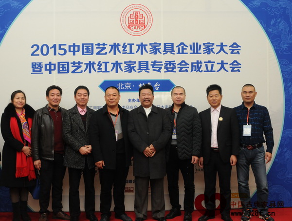 集古韻今總經(jīng)理陳新平(左二)在大會(huì)現(xiàn)場(chǎng)與各企業(yè)代表合影留念 集古韻今總經(jīng)理陳新平(左二)在大會(huì)現(xiàn)場(chǎng)與各企業(yè)代表合影留念