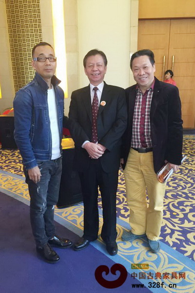 杰申設(shè)計(jì)董事長潘再生(左)與中國傳統(tǒng)工藝大師、東莞國壽紅木董事長陳國壽(中),中山紅寶軒紅木董事長曹兆庭合影 杰申設(shè)計(jì)董事長潘再生(左)與中國傳統(tǒng)工藝大師、東莞國壽紅木董事長陳國壽(中),中山紅寶軒紅木董事長曹兆庭合影