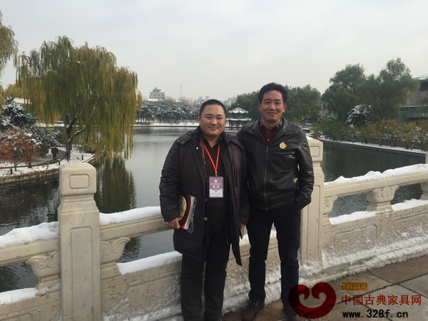 集古韻今總經(jīng)理陳新平與東北林業(yè)大學(xué)明清家具研究所所長(zhǎng)牛曉霆(左)在北京釣魚臺(tái)國(guó)賓館室外合影留念 集古韻今總經(jīng)理陳新平與東北林業(yè)大學(xué)明清家具研究所所長(zhǎng)牛曉霆(左)在北京釣魚臺(tái)國(guó)賓館室外合影留念