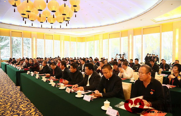 眾多紅木家具行業(yè)專家、企業(yè)代表等齊聚2015中國藝術(shù)紅木家具企業(yè)家大會暨全聯(lián)藝術(shù)紅木家具專委會成立大會現(xiàn)場 眾多紅木家具行業(yè)專家、企業(yè)代表等齊聚2015中國藝術(shù)紅木家具企業(yè)家大會暨全聯(lián)藝術(shù)紅木家具專委會成立大會現(xiàn)場