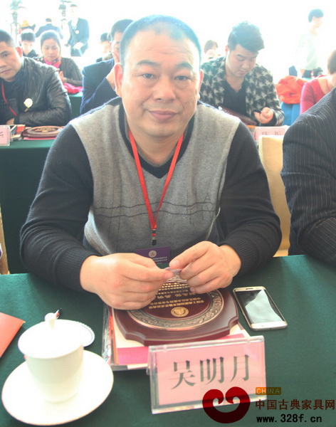 萬家宜董事長吳明月出席于釣魚臺國賓館舉行的2015中國藝術(shù)紅木家具企業(yè)家大會暨全聯(lián)藝術(shù)紅木家具專委會成立大會