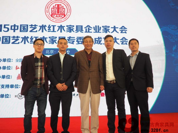 明智御品董事長(zhǎng)林毅昭（左一）及其他企業(yè)精英與原故宮博物院文?？萍疾恐魅尾莒o樓（中）合影留念