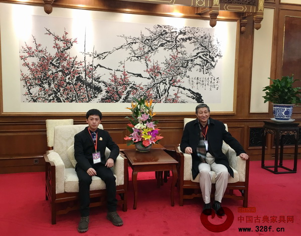 南枝紅紅木總經(jīng)理余鶴天與原故宮博物院文??萍疾恐魅尾莒o樓(右)在釣魚臺國賓館貴賓廳合影 南枝紅紅木總經(jīng)理余鶴天與原故宮博物院文??萍疾恐魅尾莒o樓(右)在釣魚臺國賓館貴賓廳合影