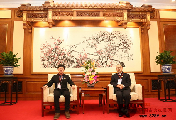 會議開始前南枝紅紅木總經(jīng)理余鶴天向中國高等家具設計專業(yè)創(chuàng)始人胡景初(右)請教家具設計問題,并合影留念 會議開始前南枝紅紅木總經(jīng)理余鶴天向中國高等家具設計專業(yè)創(chuàng)始人胡景初(右)請教家具設計問題,并合影留念