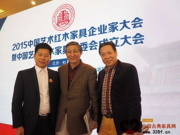 名典紅木董事長朱永德(左)與原故宮博物院文??萍疾恐魅尾莒o樓(中)等合影 名典紅木董事長朱永德(左)與原故宮博物院文??萍疾恐魅尾莒o樓(中)等合影